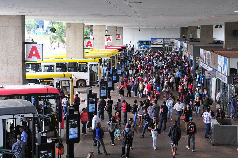 A nova lei, de autoria do deputado Cláudio Abrantes, abrange trailers, quiosques, bancas de jornais, boxes e lojas instaladas nos terminais rodoviários do DF