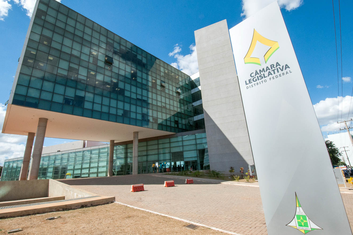 Suspensão de reuniões, audiências públicas e sessões solenes busca evitar aglomerações. Setores administrativos, gabinetes e o Plenário continuam trabalhando