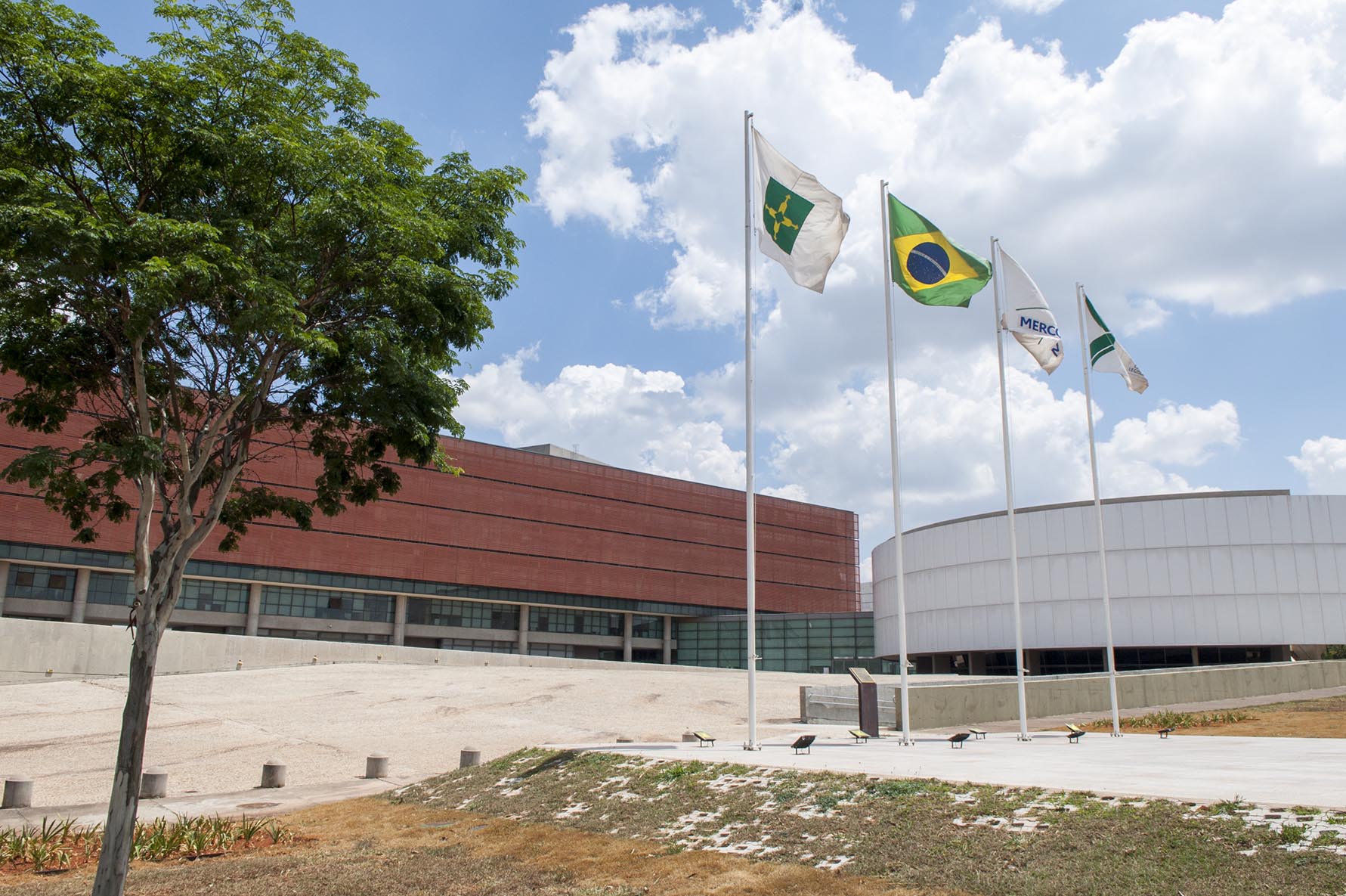 A Câmara Legislativa reconhece o trabalho e o pioneirismo de pessoas que contribuíram com a grandeza da cidade em diversas áreas