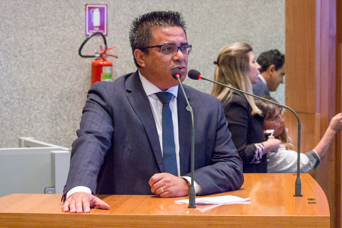 O projeto, de autoria do deputado licenciado Fernando Fernandes, obriga postos a divulgarem o valor do litro do combustível a ser pago por crédito, débito e dinheiro, bem como com desconto por aplicativo
