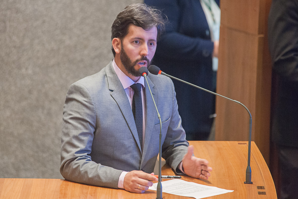 O mediador do evento, deputado Leandro Grass (Rede), esclarece que o objetivo é capacitar a sociedade civil para participação e contribuição com a construção de políticas públicas