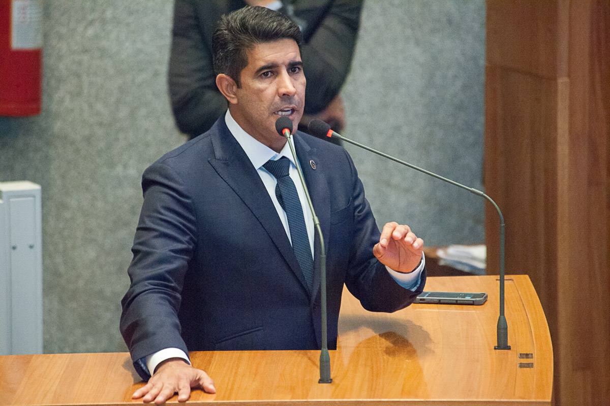 Segundo Roosevelt Vilela, “não se pode admitir que a administração pública condene seus servidores a ficarem estagnados em suas carreiras e não poderem se especializar para prestar melhores serviços à população simplesmente por estarem com alguma restrição médica