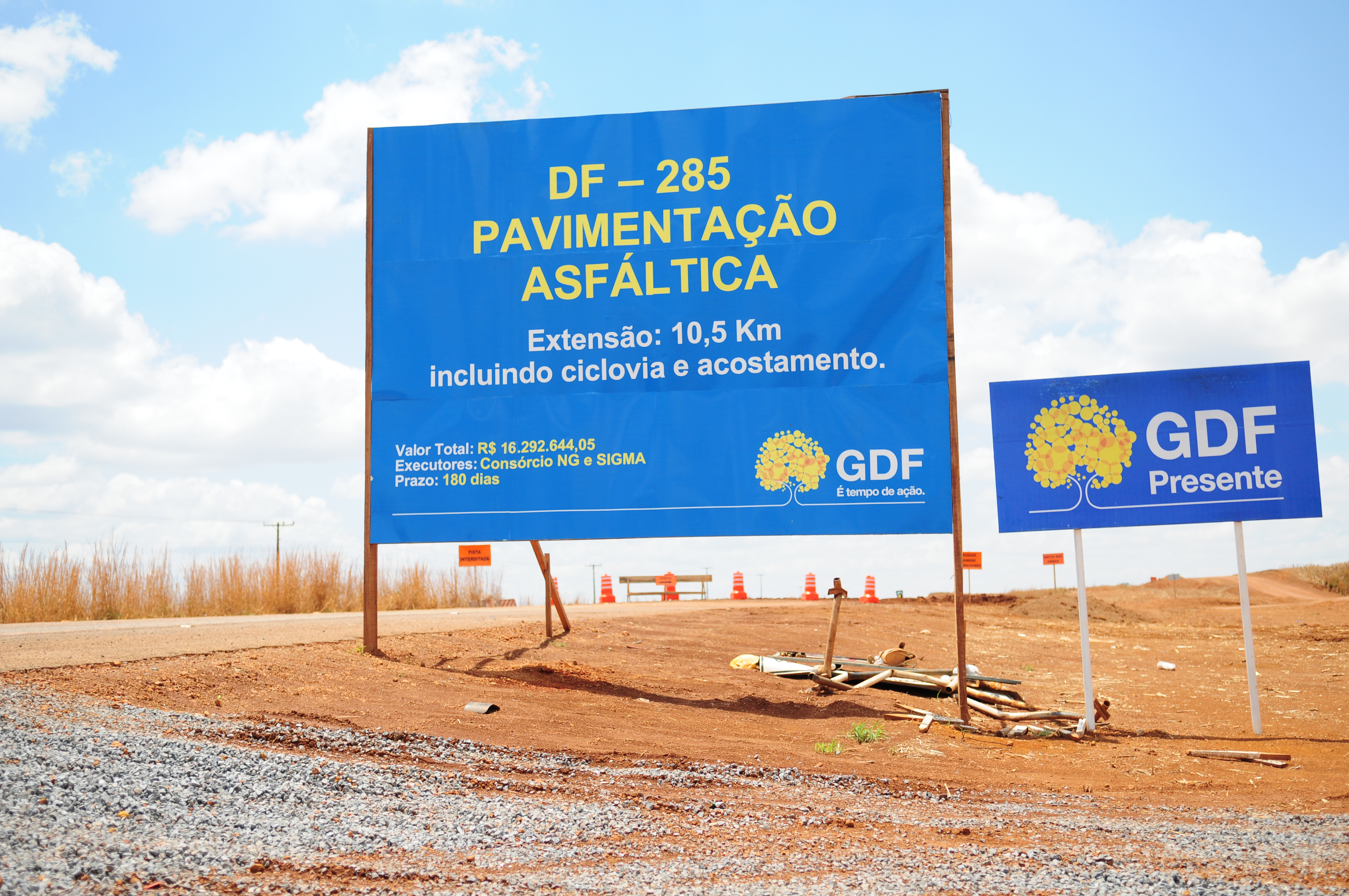 A autora da Lei, deputada Jaqueline Silva, enfatiza os impactos de uma obra não concluída, tais como complicações no trânsito, degradação do ambiente e prejuízo à prestação de serviços públicos