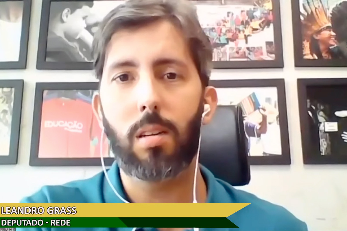 Leandro Grass explica que esse tipo de pavimentação é cerca de 30% mais cara, mas, em contrapartida, é 40% mais resistente que o asfalto convencional