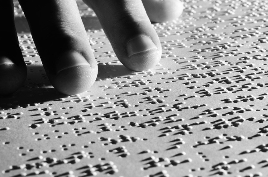 De acordo com o projeto de Eduardo Pedrosa, as pessoas com deficiência visual poderão solicitar ainda, no mesmo formato braille, outros documentos essenciais para a relação de consumo