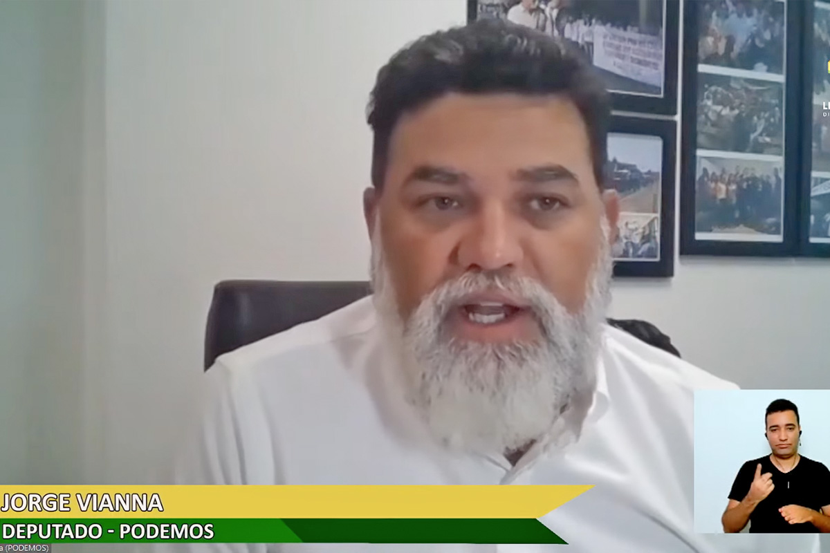 Vianna citou o exemplo da lei, de sua autoria, que permite aos usuários do SUS retirarem medicamentos e insumos em farmácias privadas, caso estejam em falta na rede pública de saúde