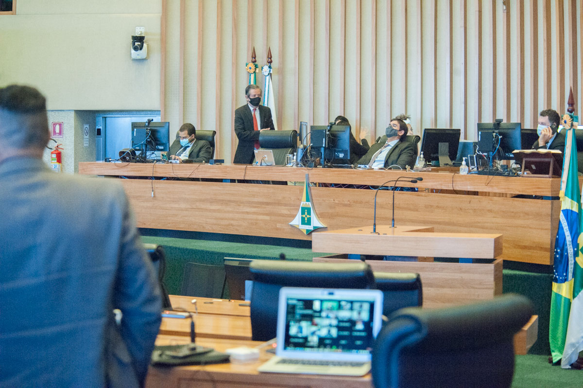 Distritais cobraram providências do governo e destacaram o valor ambiental da Flona. Debate acorre após denúncia veiculada no Fantástico, no último domingo