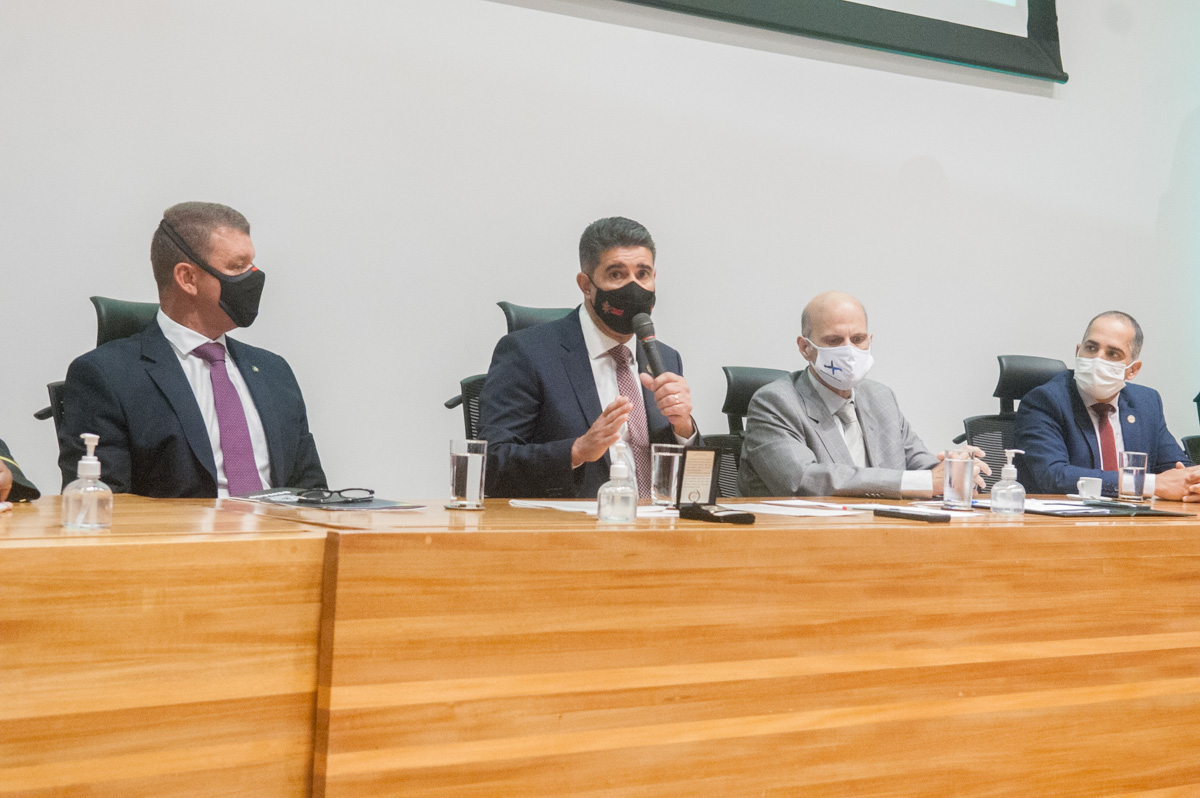 O autor da homenagem, deputado Roosevelt Vilela, fez um amplo balanço de sua atuação na CLDF, especialmente relacionada ao Corpo de Bombeiros, discorrendo sobre a destinação de recursos por meio de emendas ao Orçamento e leis aprovadas que beneficiam o CBMDF e seus integrantes
