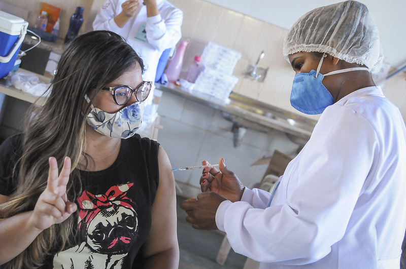 Segundo a deputada Arlete Sampaio, que é médica sanitarista e trouxe o tema ao plenário: “Quanto tivermos 75% das pessoas imunizadas, vamos dar menos chance de surgimento de novas variantes”