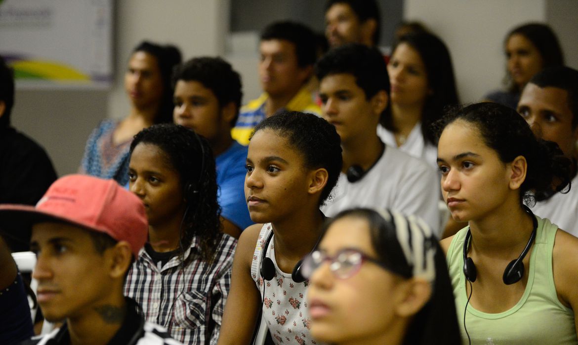 Pela proposta, a sociedade participará, em colaboração com o poder público, da formação das políticas públicas e dos programas destinados aos jovens, assegurada sua representação em órgãos governamentais destinados a estes fins