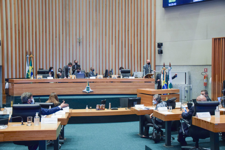 Deputados de oposição lembraram promessas de campanha do governador Ibaneis que não foram cumpridas, como a não privatização de serviços públicos
