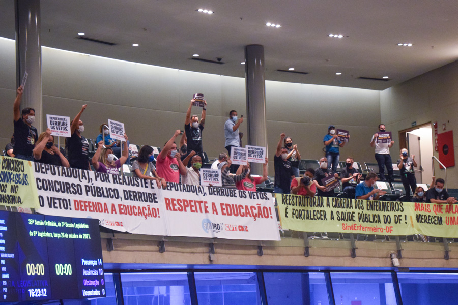 Servidores de várias carreiras e representantes sindicais aplaudiram o resultado da votação da galeria do plenário e ouviram os discursos dos distritais que se sucederam parabenizando a categoria