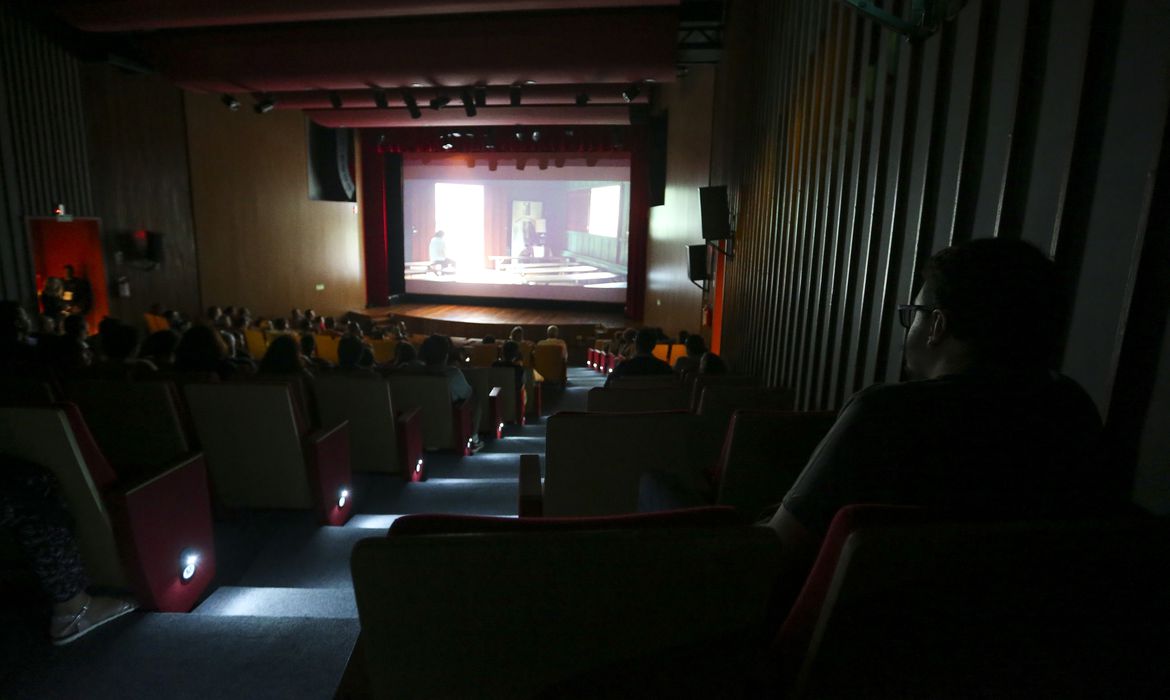 Segundo o PL de Robério Negreiros, não será exibida publicidade comercial durante as projeções, as luzes da sala deverão ficar levemente acesas e o filme deverá ter o volume do som reduzido