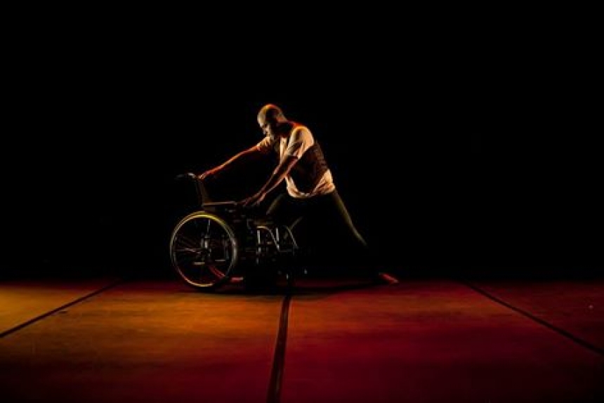 Desde 2011, o Projeto Pés pesquisa a criação e execução do movimento expressivo para pessoas com deficiência por meio de técnicas de teatro e dança