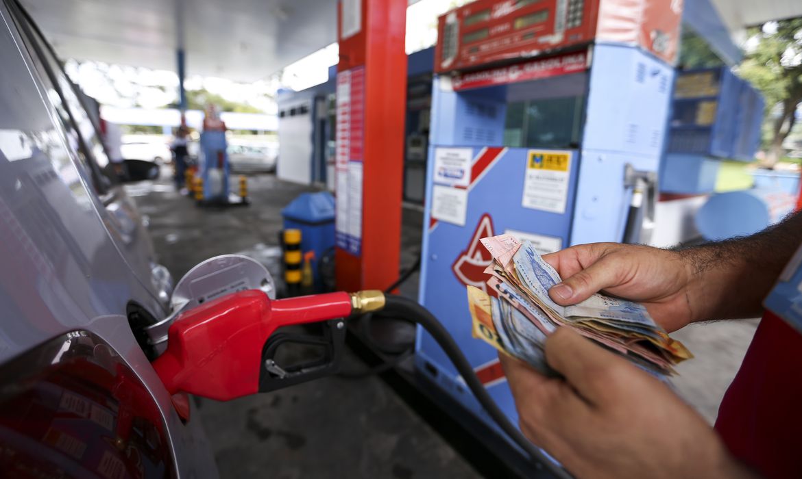 Alíquota do ICMS para o óleo diesel cai de 15% para 14%. Já para a gasolina e álcool, passa de 28% para 27%. Em 2023 está garantida nova redução