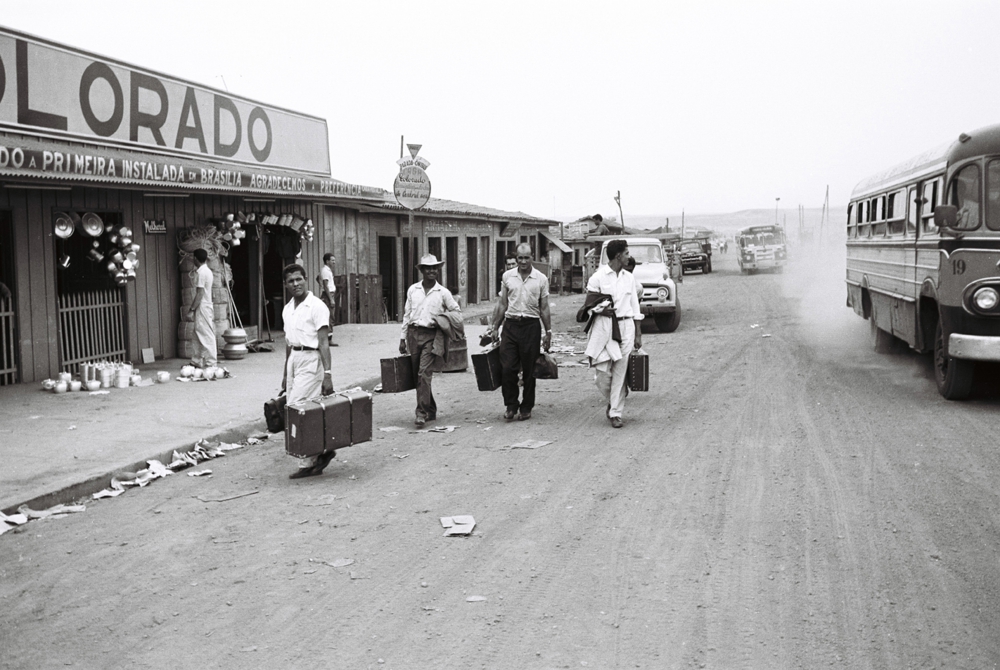 Candangos chegando à Cidade Livre, nome original da atual RA do Núcleo Bandeirante