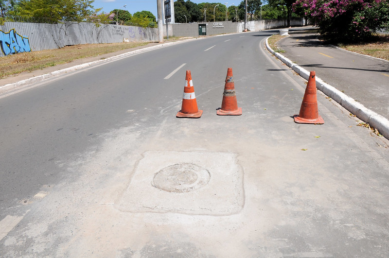 A lei determina que qualquer custo adicional necessário à execução do nivelamento dos tampões ficará a cargo da empresa que executar a obra no local
