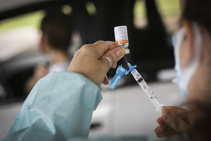 Professores de escolas públicas e particulares e vigilantes que não atuam em hospitais foram lembrados como prioridades para a vacinação 