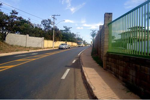 A Avenida do Sol tem oito quilômetros de extensão e não conta com acostamento e sinalização adequada