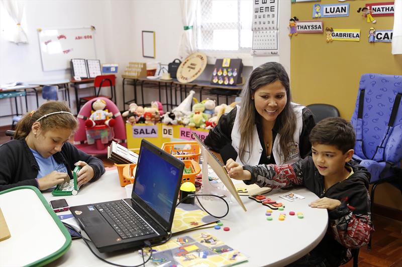 Proposta de Robério Negreiros prevê que as unidades de ensino público devem conter pelo menos uma dessas salas, independentemente de quantitativo mínimo de alunos com necessidades especiais 
