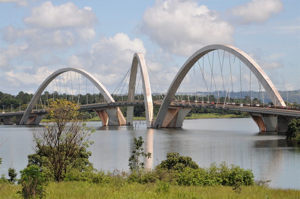 Proposta pelo deputado Valdelino Barcelos (PP), a nova lei reserva uma faixa de rolamento nos dois sentidos da ponte