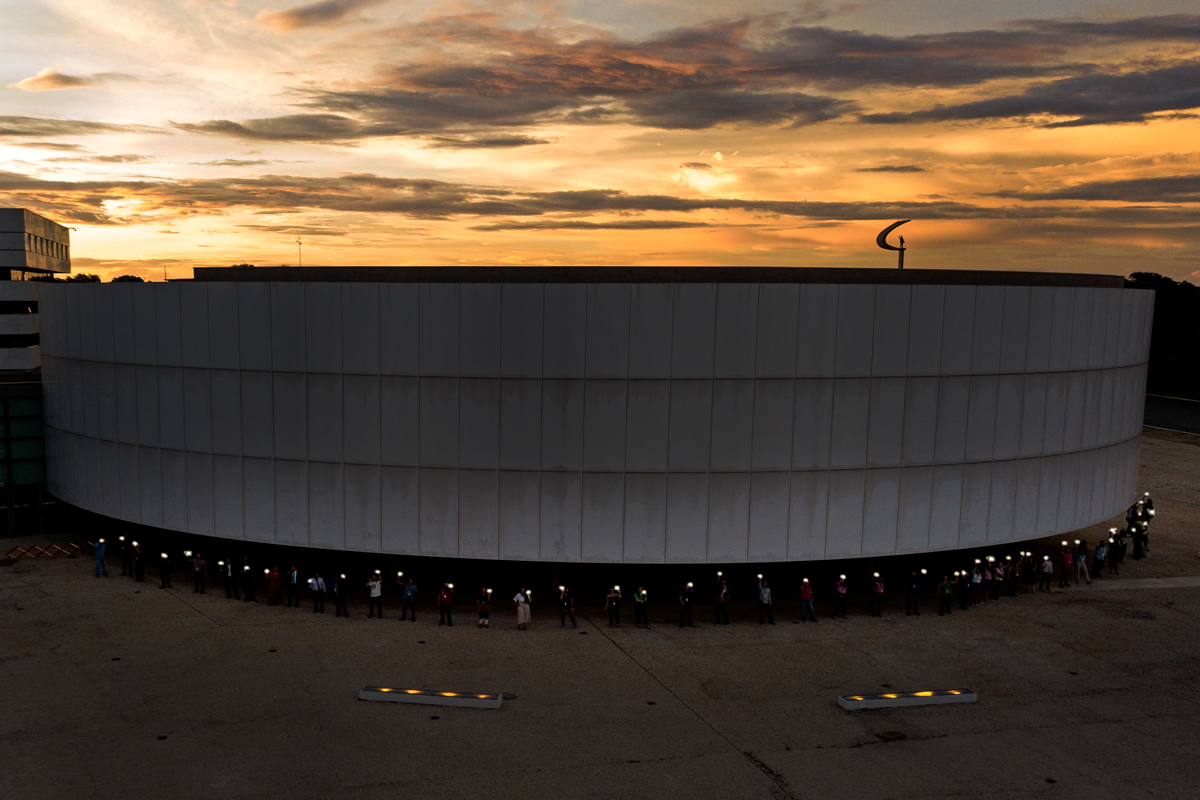 Com as lanternas dos celulares acesas, servidores da CLDF formaram uma corrente de luz ao redor do plenário numa mensagen de otimismo e esperança para 2023 (Diogo Lima/CLDF)