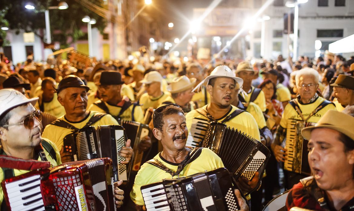 O forró surgiu nos anos finais do século XIX, no sertão nordestino, onde eram realizados bailes populares