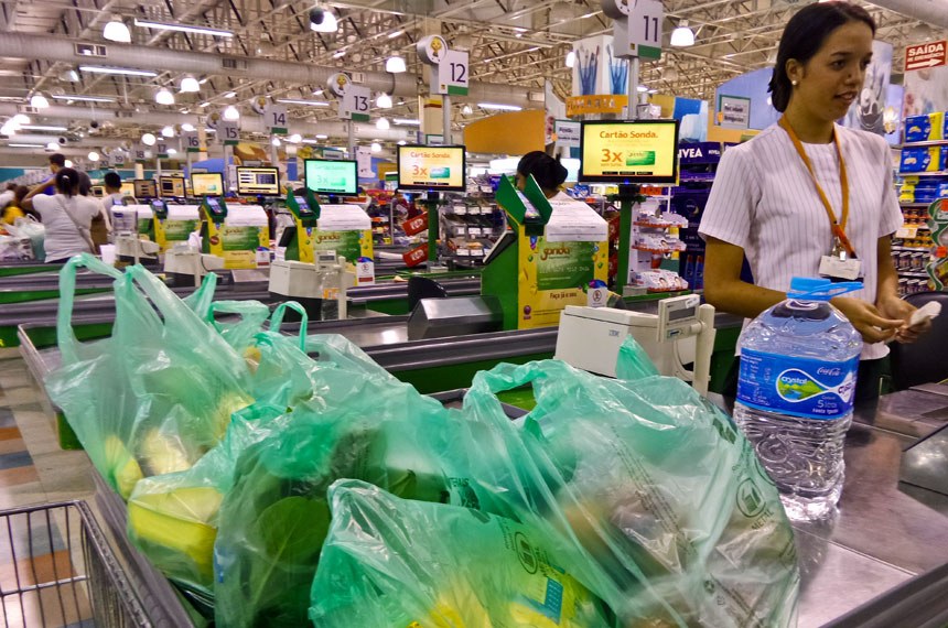 Sacolas plásticas: votação esvazia CLDF e adiamento de prazo emperra