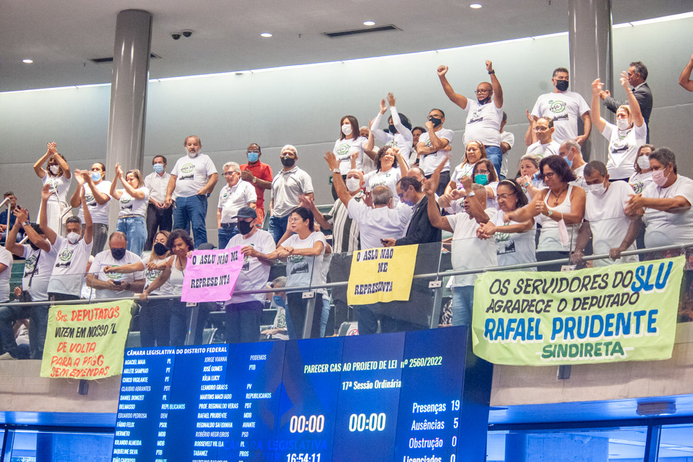 Servidores do SLU comemoraram a aprovação nas galerias do Plenário.