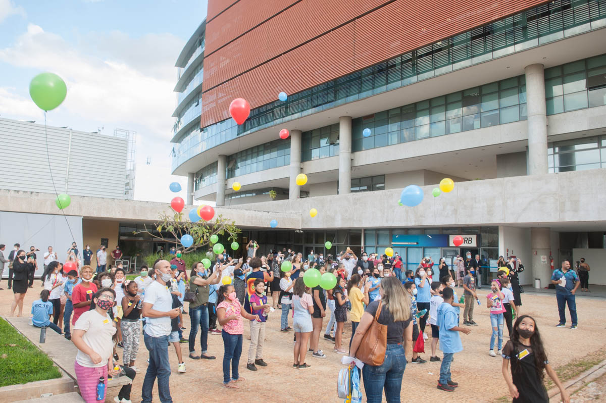 Ao final do lançamento da 36ª edição da Feira do Livro de Brasília, crianças participaram de uma performance na Praça do Servidor da CLDF soltando balões coloridos