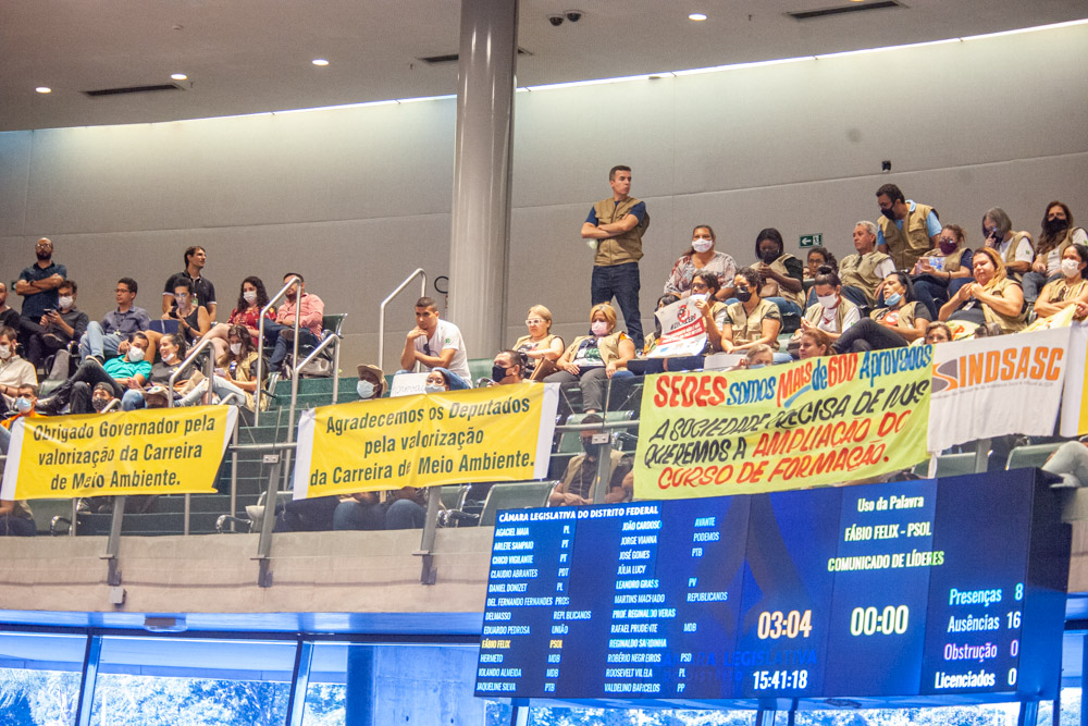 Servidores esperam o retorno da sessão desta quarta-feira, suspensa para aguardar a chegada dos projetos do Executivo que tratam de gratificações, auxílios ou reajustes