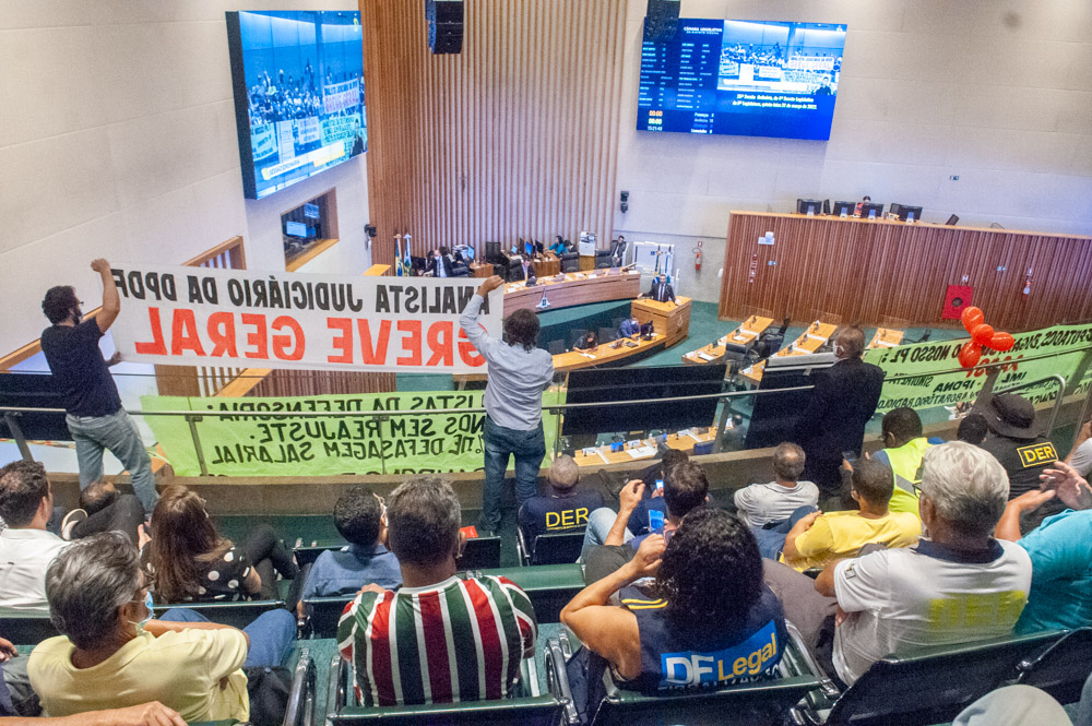 A gratificação será paga aos integrantes da carreira de Gestão e Fiscalização Rodoviária, quando portadores de títulos, diplomas ou certificados obtidos mediante conclusão de graduação