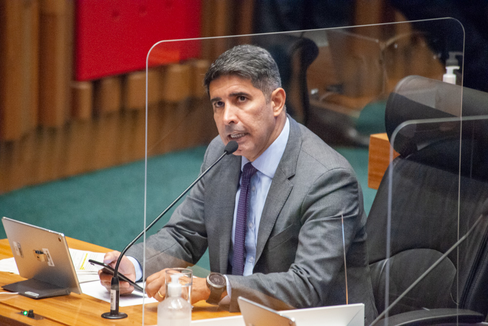 O projeto de Roosevelt Vilela segue em tramitação, precisando passar por uma segunda votação pelo Plenário da Casa
