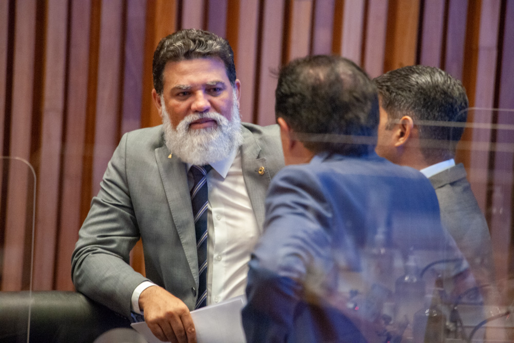 Jorge Viana defende que as unidades de saúde, os terminais de embarque de passageiros e demais espaços deverão adaptar os sistemas de orientação por cores por meio da fixação de sinalização codificada ou numérica