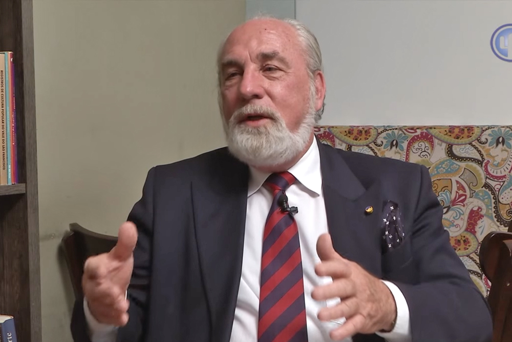 O homenageado é membro da Academia de Letras de Brasília e conta com uma extensa lista de publicações