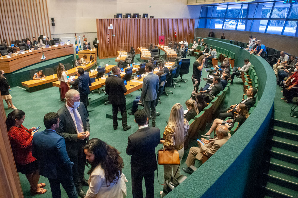 A proposta recebeu o voto favorável de todos os 14 deputados presentes no plenário