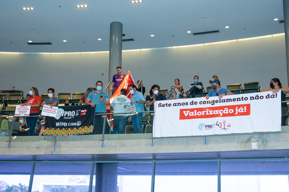 Representantes dos professores compareceram à galeria do plenário para defender a pauta de reivindicações