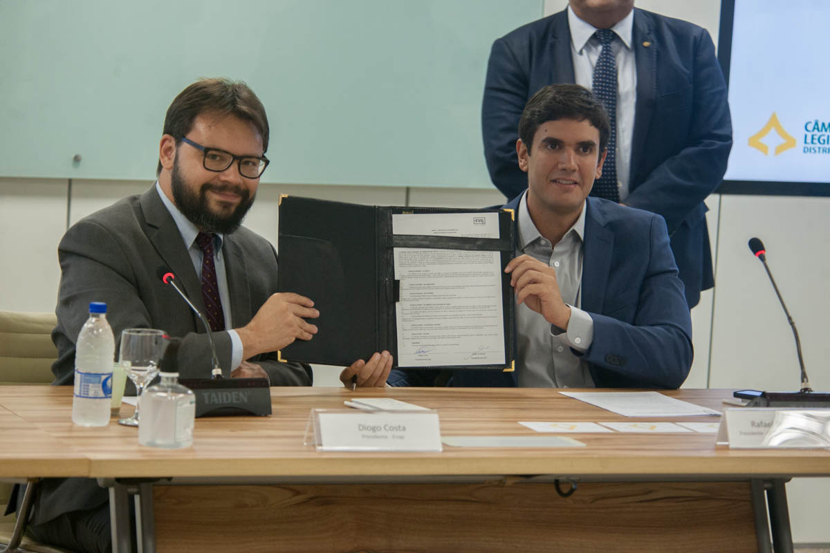 O presidente da CLDF, deputado Rafael Prudente (à direita) destacou a contribuição com o “treinamento dos servidores locais para que possam prestar um melhor serviço à comunidade”