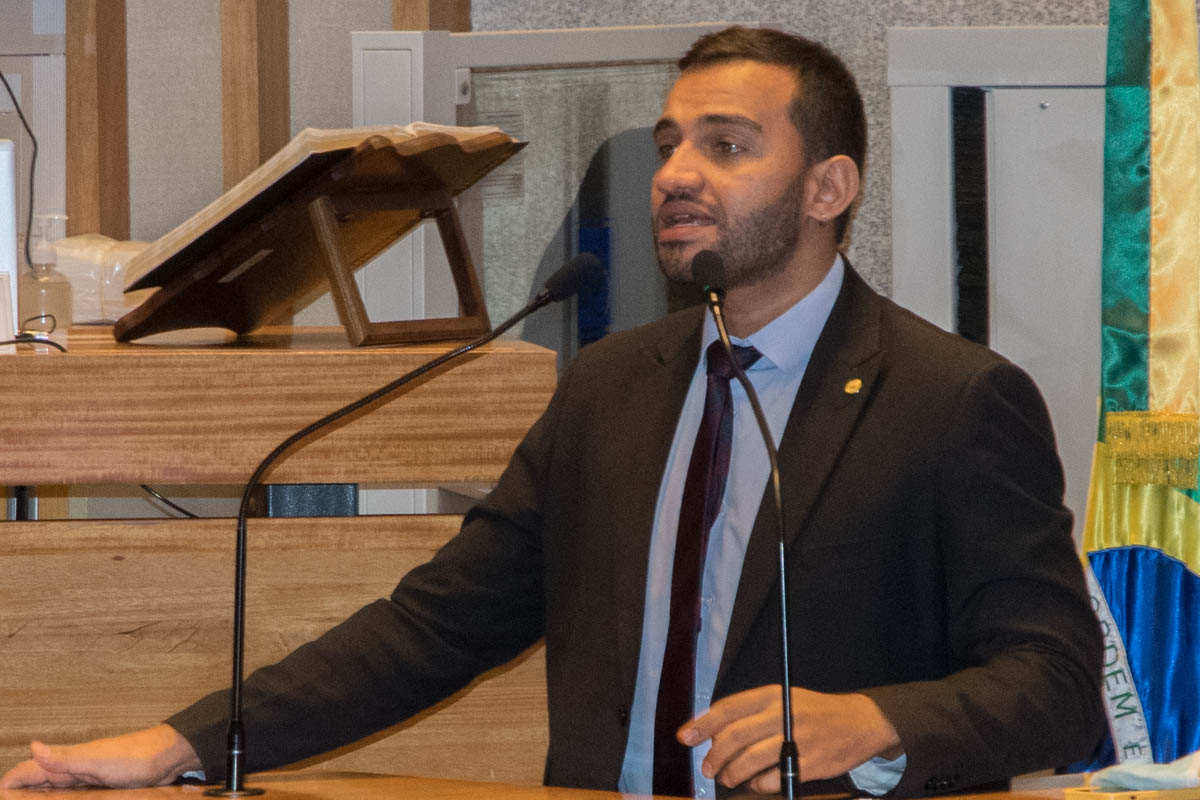 “Apesar das dificuldades, das barreiras, temos hoje LGBTs sentados em espaços de poder, como aqui na Câmara Legislativa”, destacou o distrital