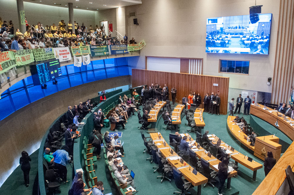 Texto prevê provimento de mais de 14,6 mil concursados, e a votação do texto com as emendas foi aplaudida por quem acompanhava a sessão na galeria do plenário