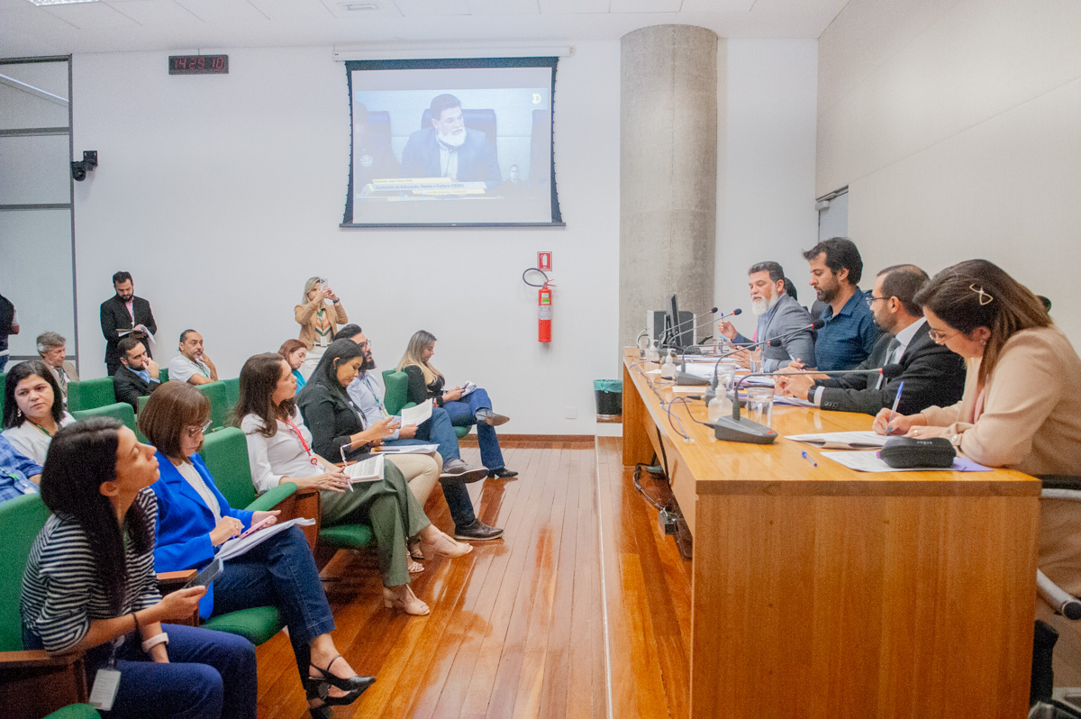 Os deputados debateram o problema da violência nas escolas