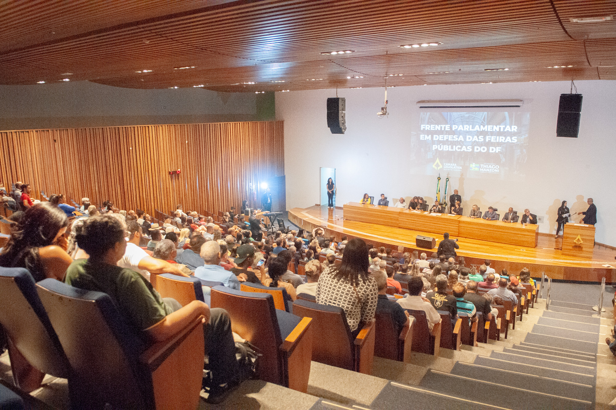 O lançamento da Frente Parlamentar em Defesa das Feiras do DF lotou o auditório da Casa