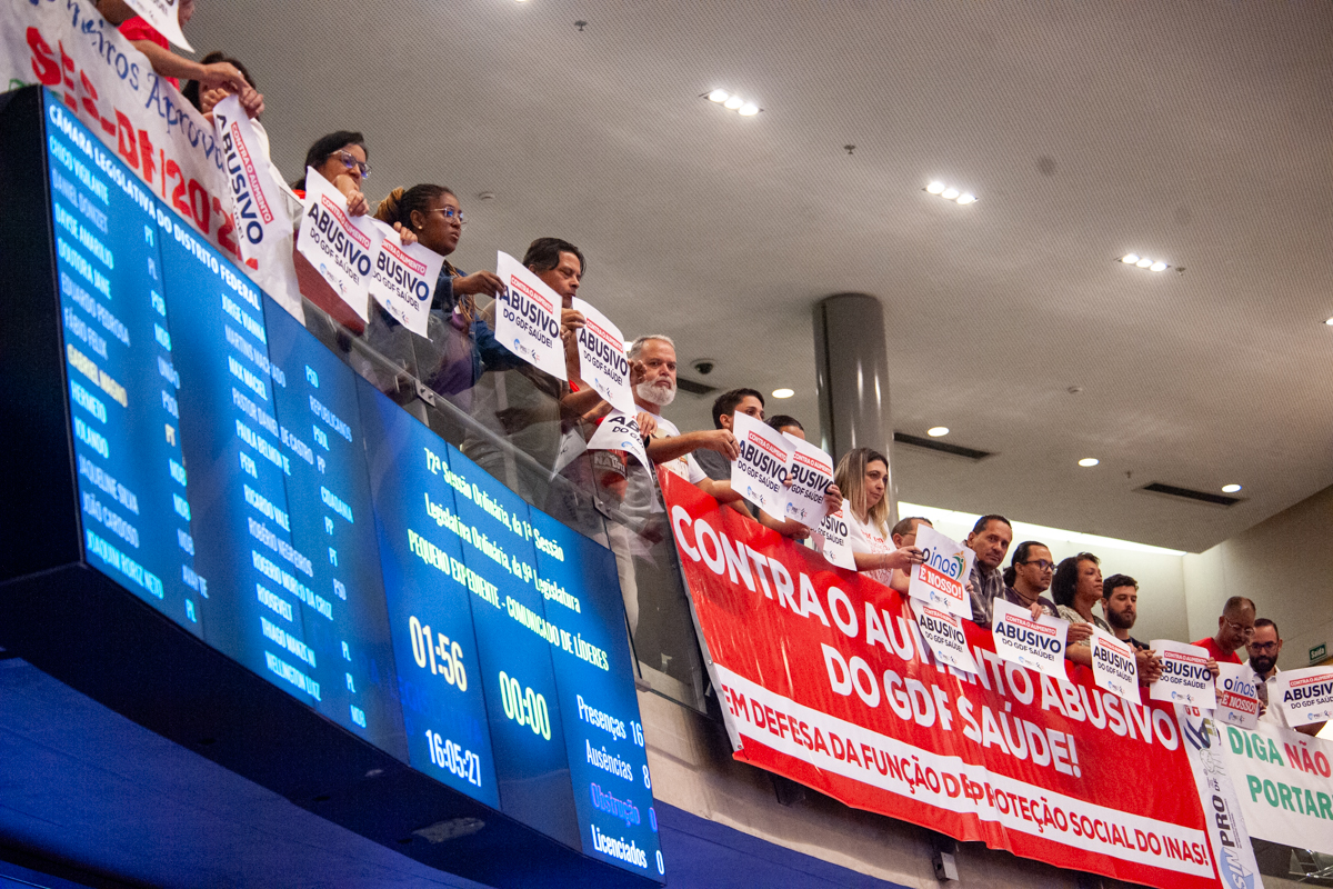 Servidores protestaram na galeria contra o aumento do Inas-DF