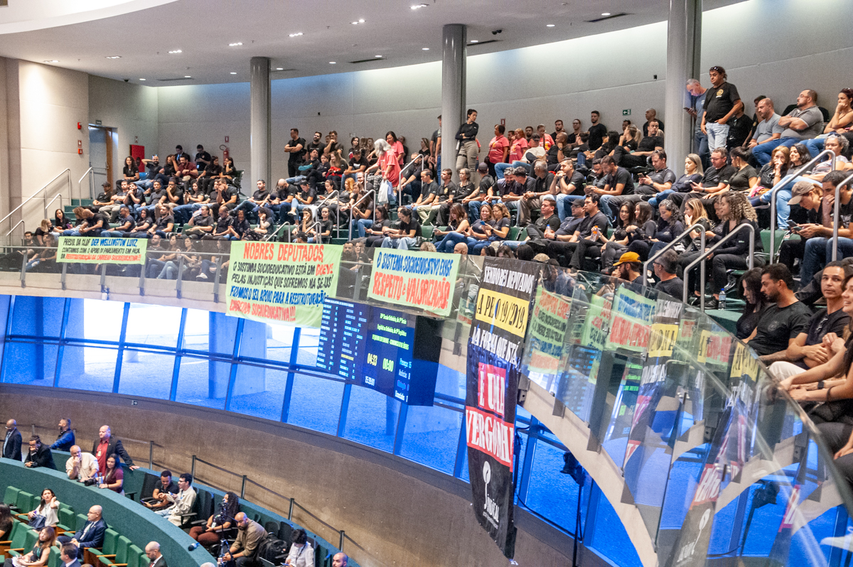 Representantes da carreira educativa ocuparam a galeria da Câmara Legislativa