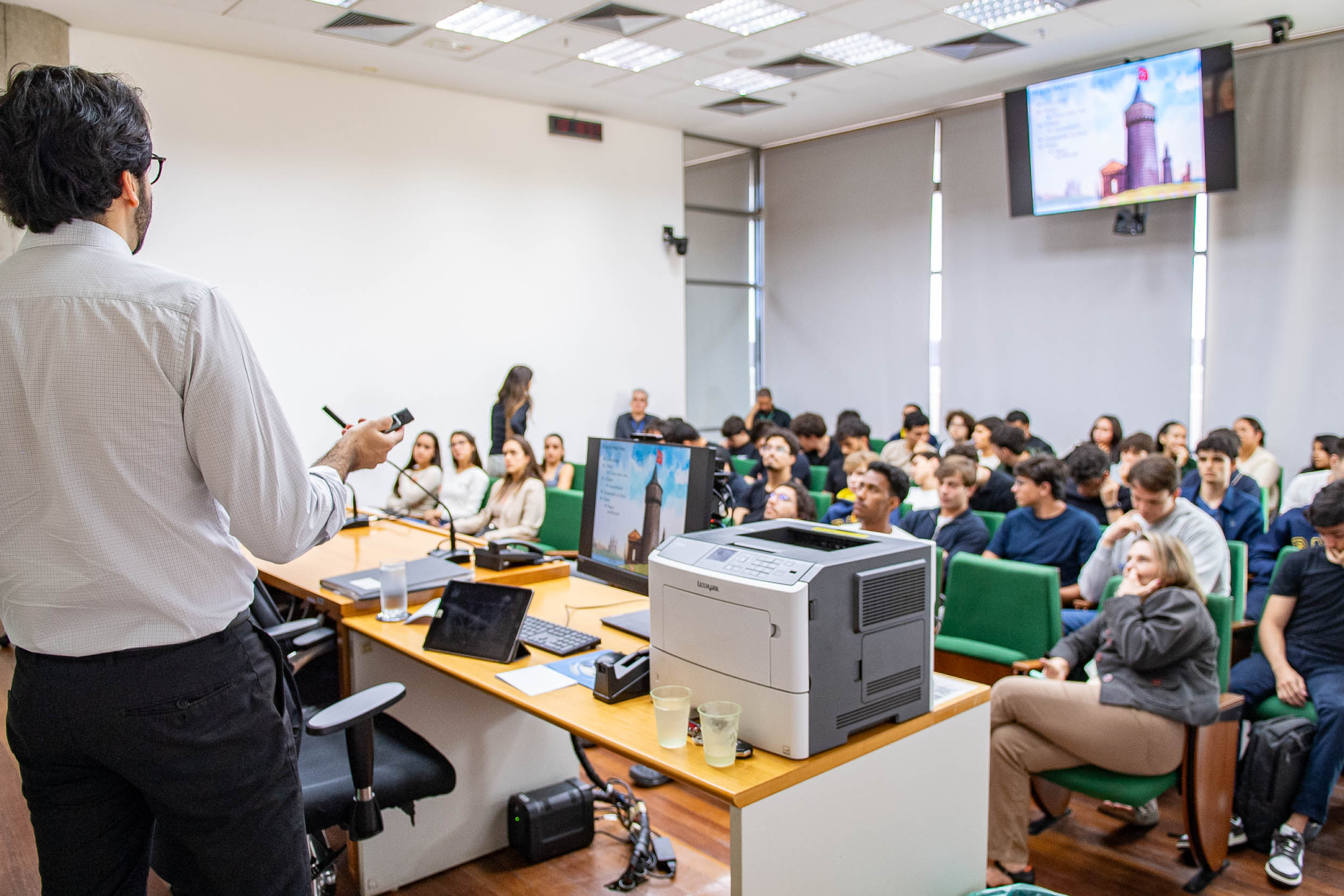 Cidadania na prática: CLDF desmistifica o orçamento em aula para estudantes universitários