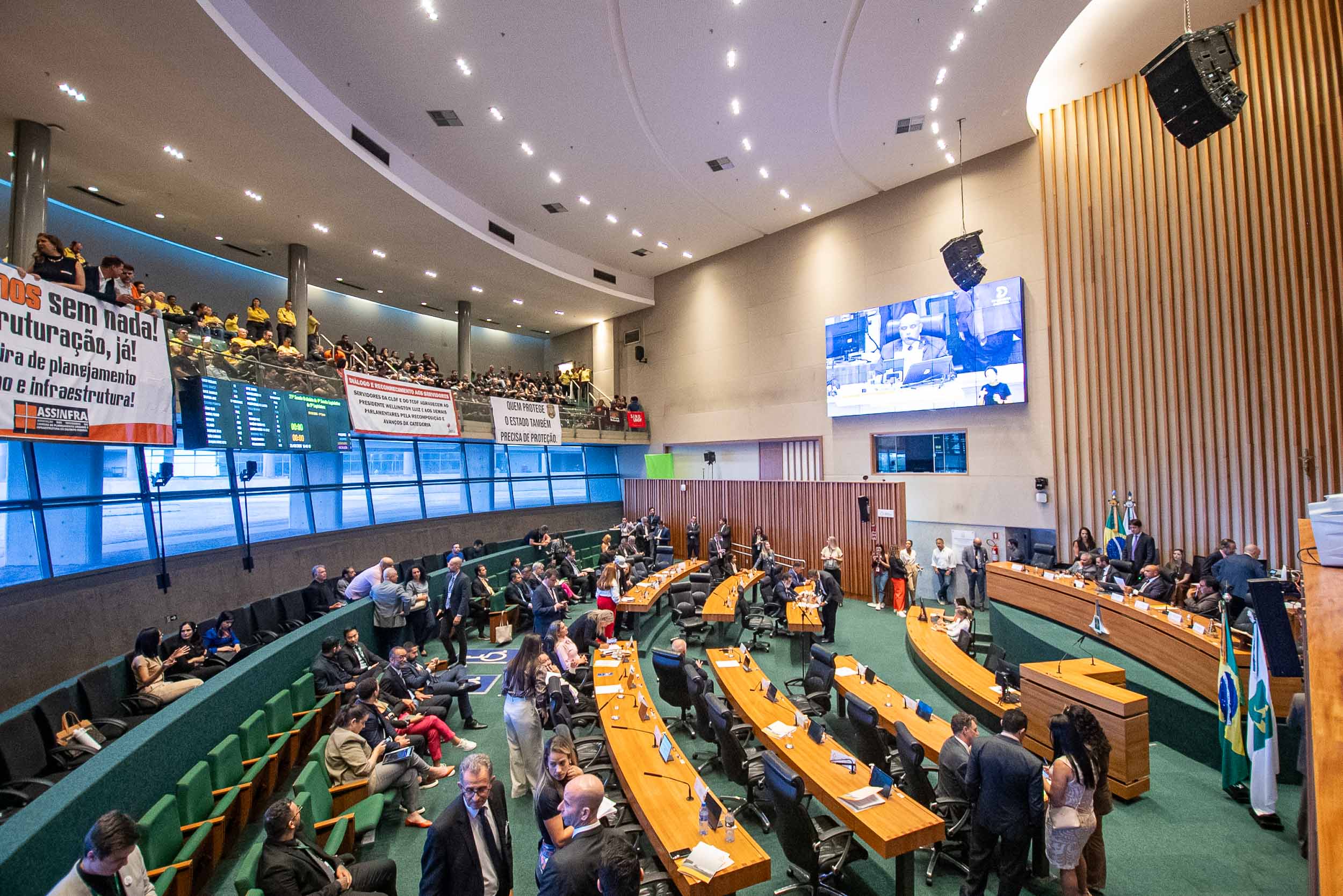 Distritais aprovam propostas em benefício de carreiras do serviço público do DF