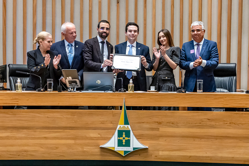 Aos 22 anos, jornalista Alexandre Magnani é novo cidadão honorário de Brasília