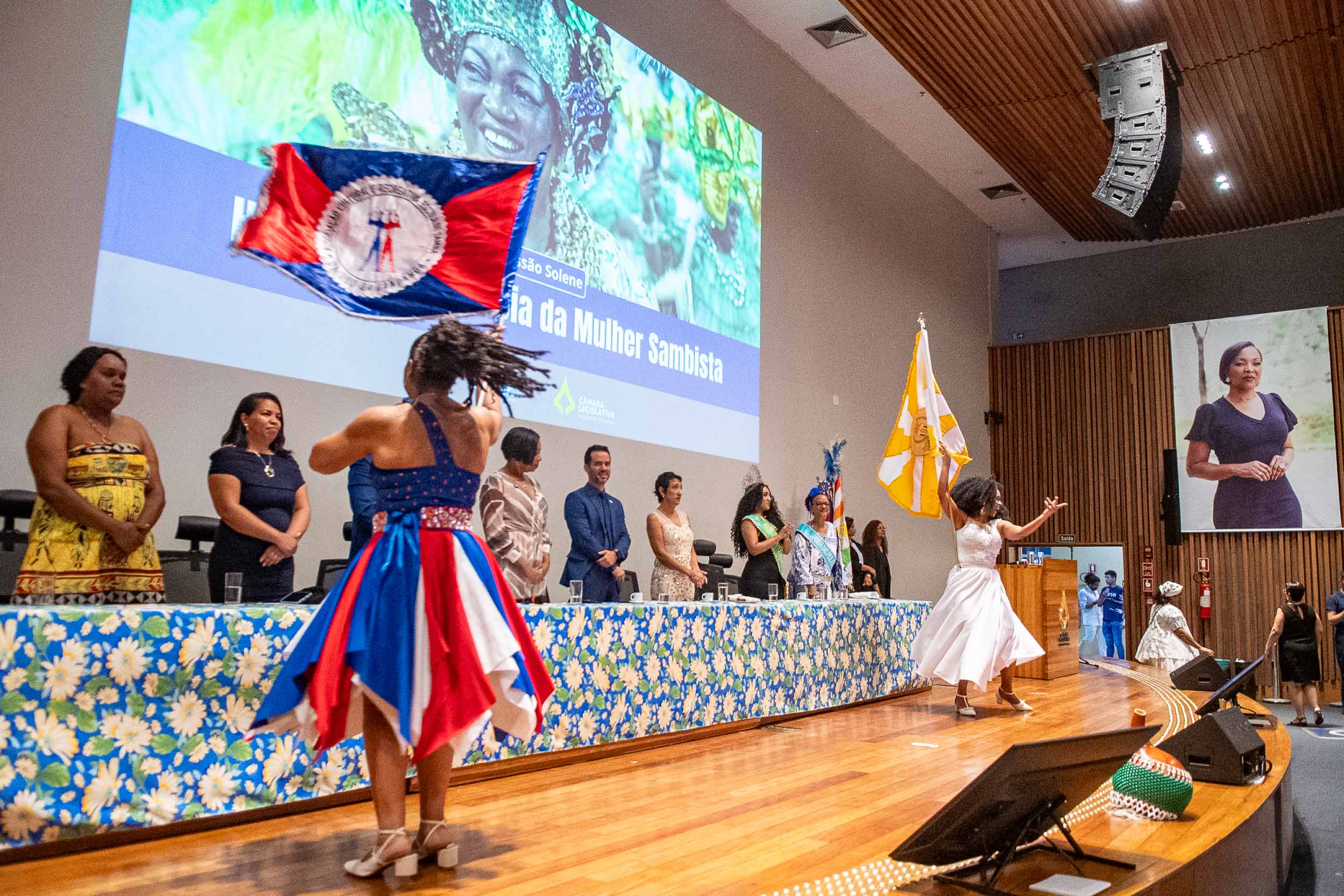 Mulheres sambistas são homenageadas e pedem valorização dos desfiles de samba do DF