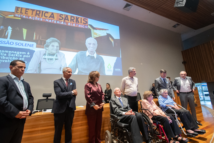 Empresários pioneiros João e Tereza Sarkis são homenageados na Câmara Legislativa