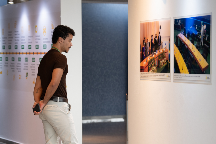 Exposição celebra 35 anos da CLDF com fotos históricas e homenagem a servidores e parlamentares
